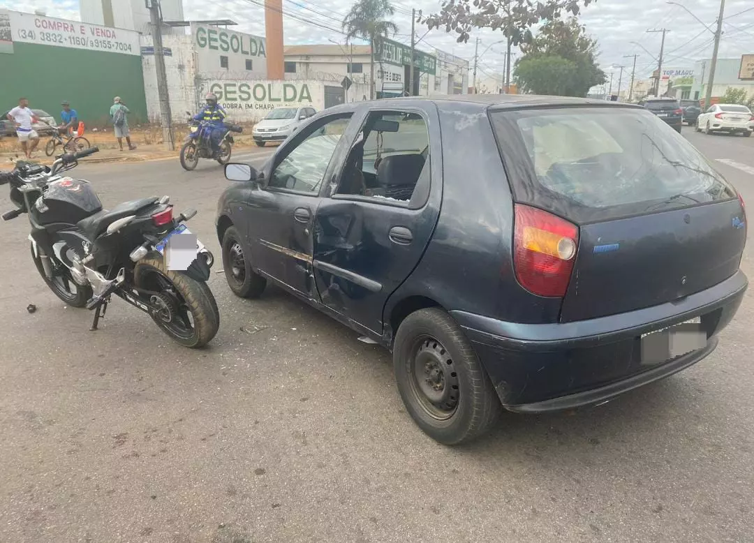 Sem habilitação - motociclista causa acidente de trânsito e ainda se fere